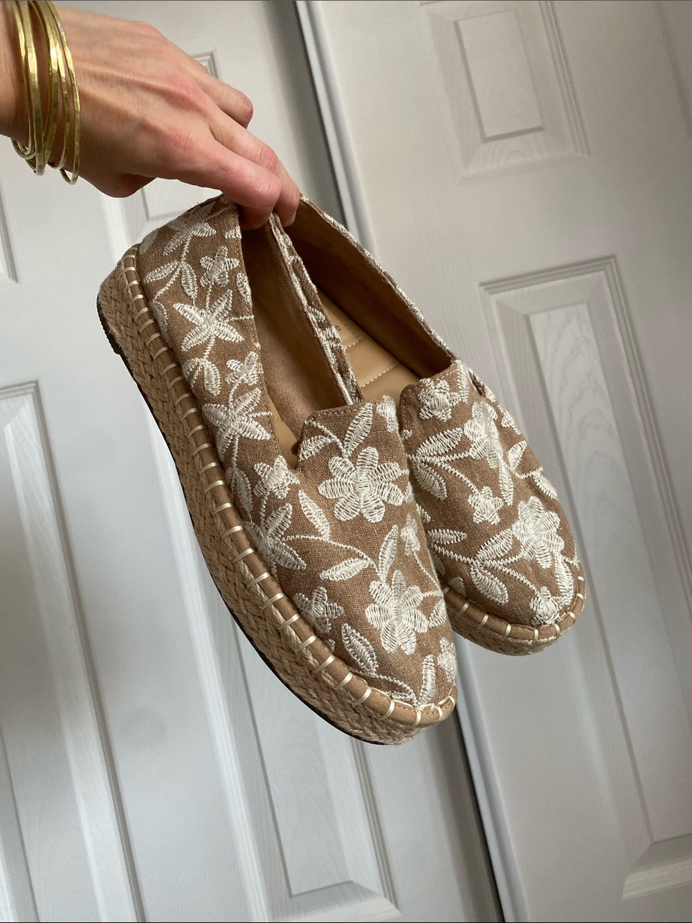 🌼 Women's Joie Tan Floral Embroidered Espadrille Slip-Ons size 8 Flats